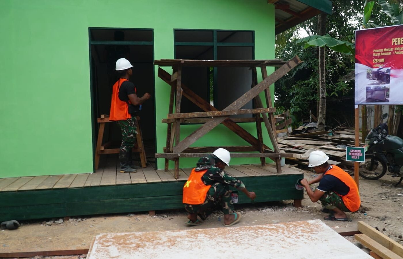 Kerjasama Satgas TMMD dan Masyarakat dalam Kegiatan Pengecatan RTLH di Desa Bandaraya
