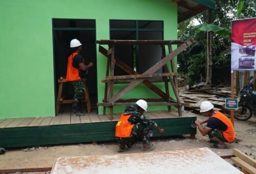 Kerjasama Satgas TMMD dan Masyarakat dalam Kegiatan Pengecatan RTLH di Desa Bandaraya