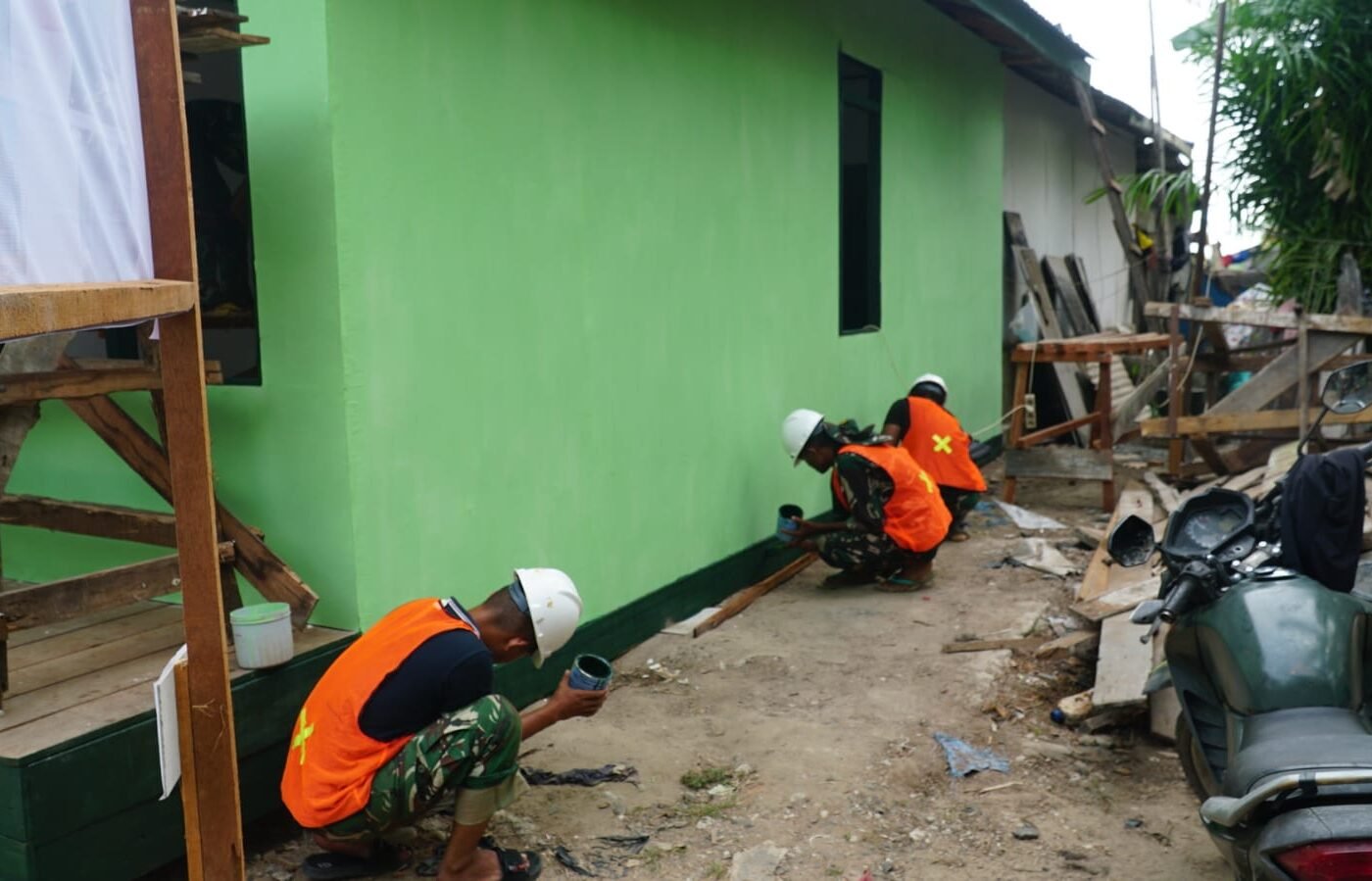 Pengecatan Rumah Bapak Walianto di TMMD Ke-129 Meningkatkan Kenyamanan Hunian