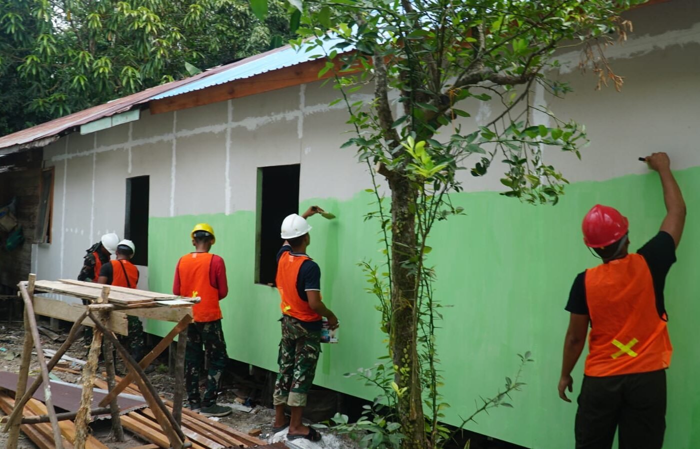 Pengecatan RTLH Ibu Wahida: Akhir dari Proyek Pemenuhan Hunian Layak