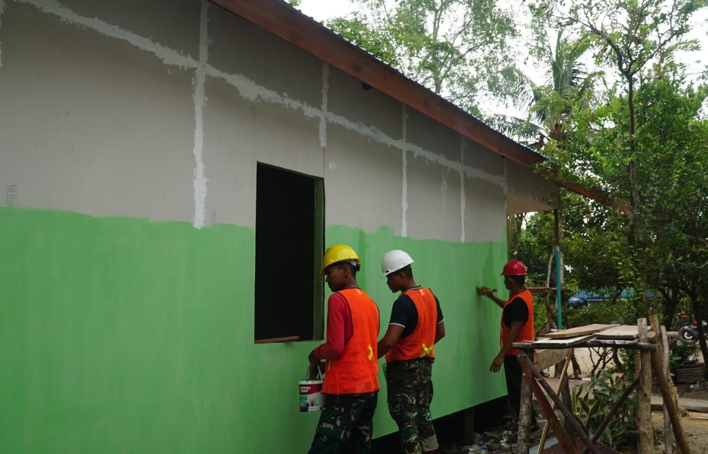 Kebersamaan dalam Pengecatan RTLH di Desa Bandaraya
