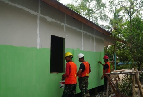 Kebersamaan dalam Pengecatan RTLH di Desa Bandaraya