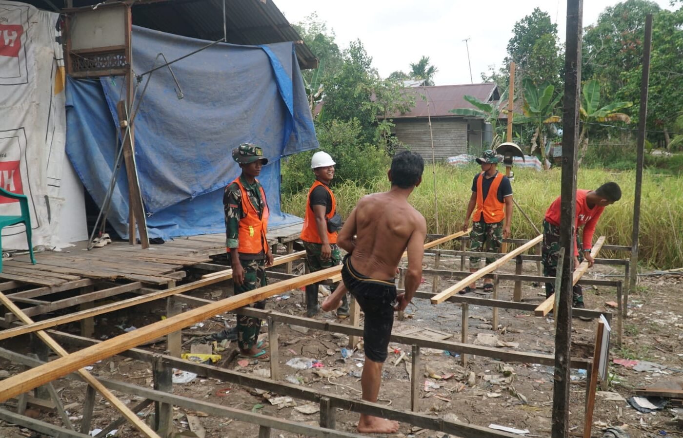 Percepat Pembangunan RTLH, Satgas TMMD Ke-129 Kodim 1011/KLK Laksanakan Pemasangan Kerangka Gelagar