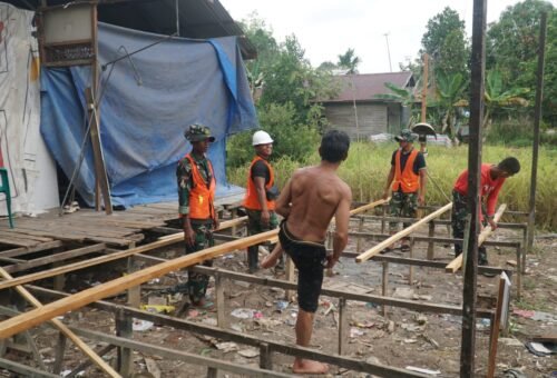 Percepat Pembangunan RTLH, Satgas TMMD Ke-129 Kodim 1011/KLK Laksanakan Pemasangan Kerangka Gelagar