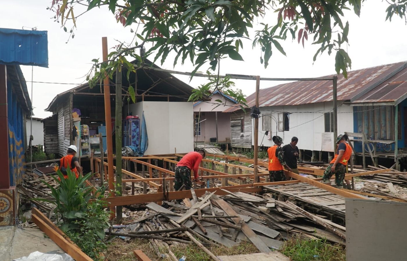 Pembangunan RTLH Ibu Rini oleh Satgas TMMD Ke-129 Dimulai dengan Pondasi dan Gelagar