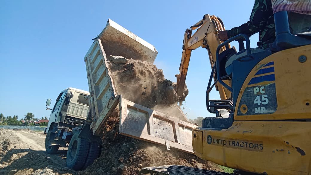 Pembangunan Jalan Tani TMMD Ke-129 Kodim 1404/Pinrang Semakin Gesit Berkat Kedatangan Material