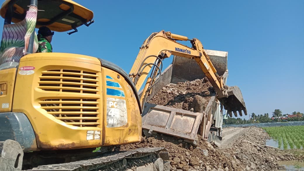 Percepatan Pembangunan Jalan Tani, Satgas TMMD Ke-129 Kodim 1404/Pinrang Fokus pada Pengiriman Material