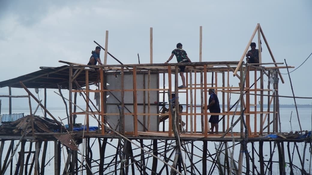 Pengecekan Renovasi RTLH Bapak Nardianto oleh Satgas TMMD Ke-129 di Desa Polewali