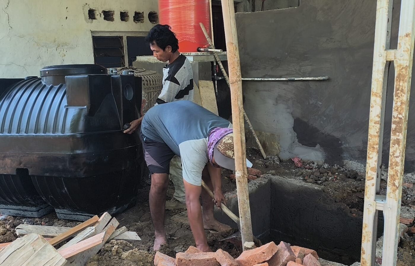 Proyek TMMD ke-129, Pemasangan Bio Septic Tank di MCK Mushola Miftahul Jannah Dimulai