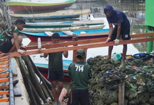 Pemasangan Tangga RTLH Ibu Salawiyah oleh Satgas TMMD