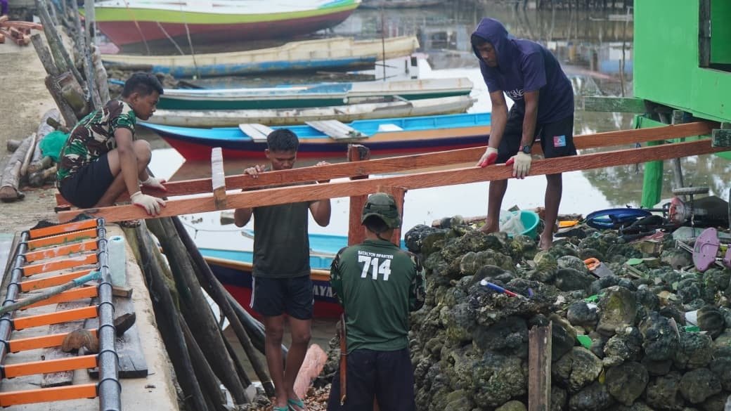 Pemasangan Tangga RTLH Ibu Salawiyah oleh Satgas TMMD