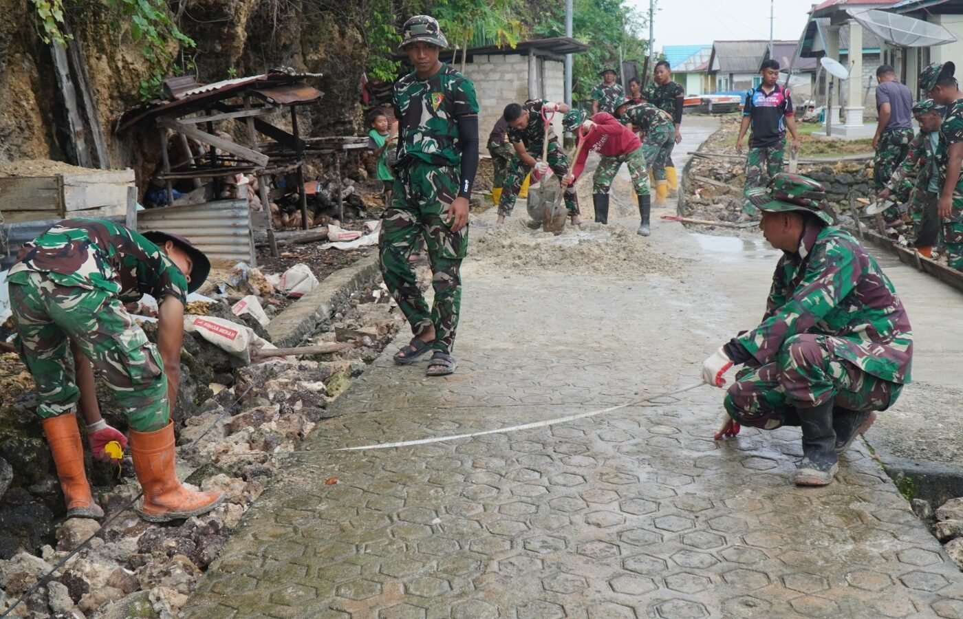 Pembangunan Jalan Rabat Beton di Desa Polewali Semakin Mendekati Penyelesaian