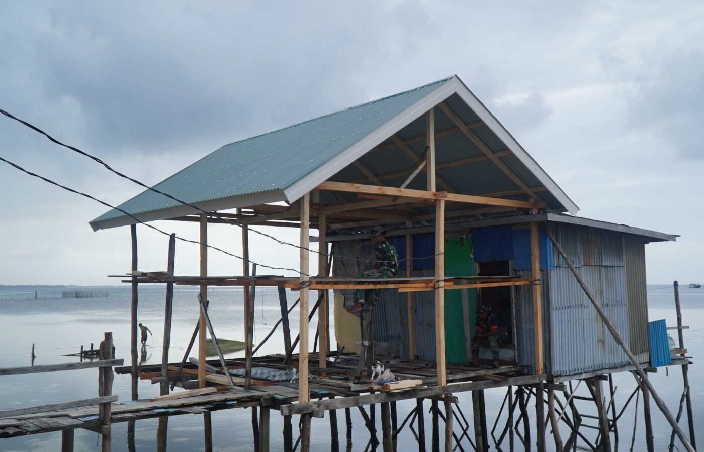 Proses Renovasi RTLH Ibu Syamsiah di Desa Umbele Mencapai Tahap Pemasangan Atap