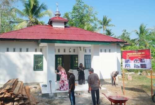 Kerja Sama TNI dan Masyarakat dalam Penyelesaian Musholla Darul Iman