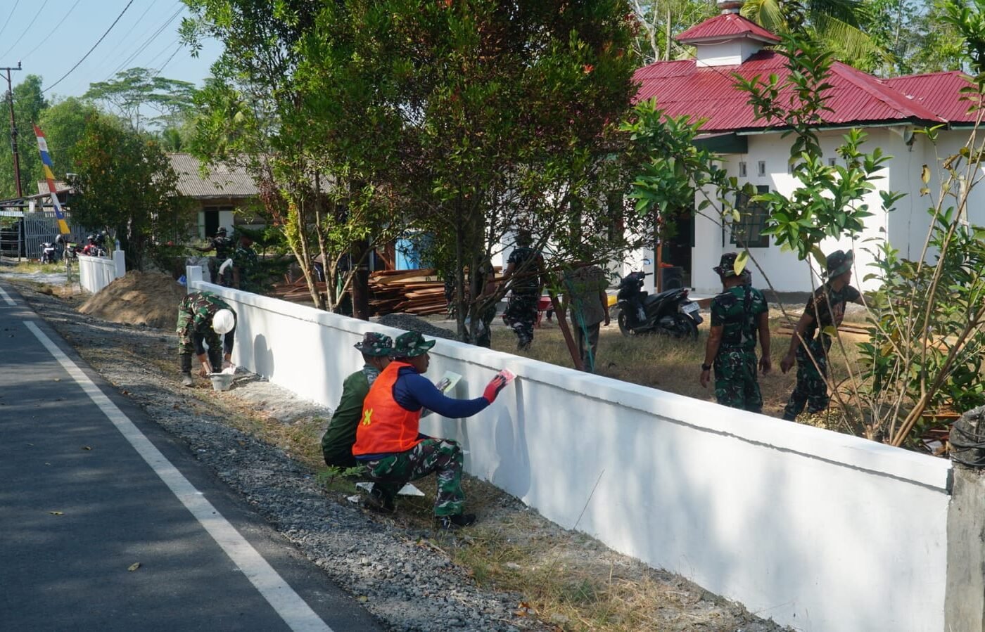 Kerja Bakti Bersama di Musholla Darul Iman oleh Satgas TMMD dan Warga