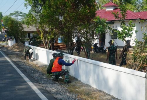 Kerja Bakti Bersama di Musholla Darul Iman oleh Satgas TMMD dan Warga