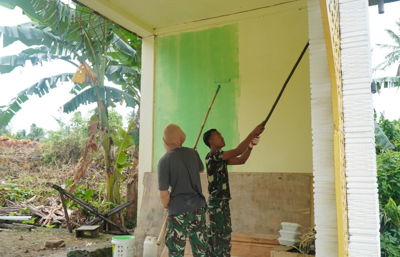 Kolaborasi Satgas TMMD Ke-129 dan Warga dalam Pengecatan Masjid di Desa Polewali
