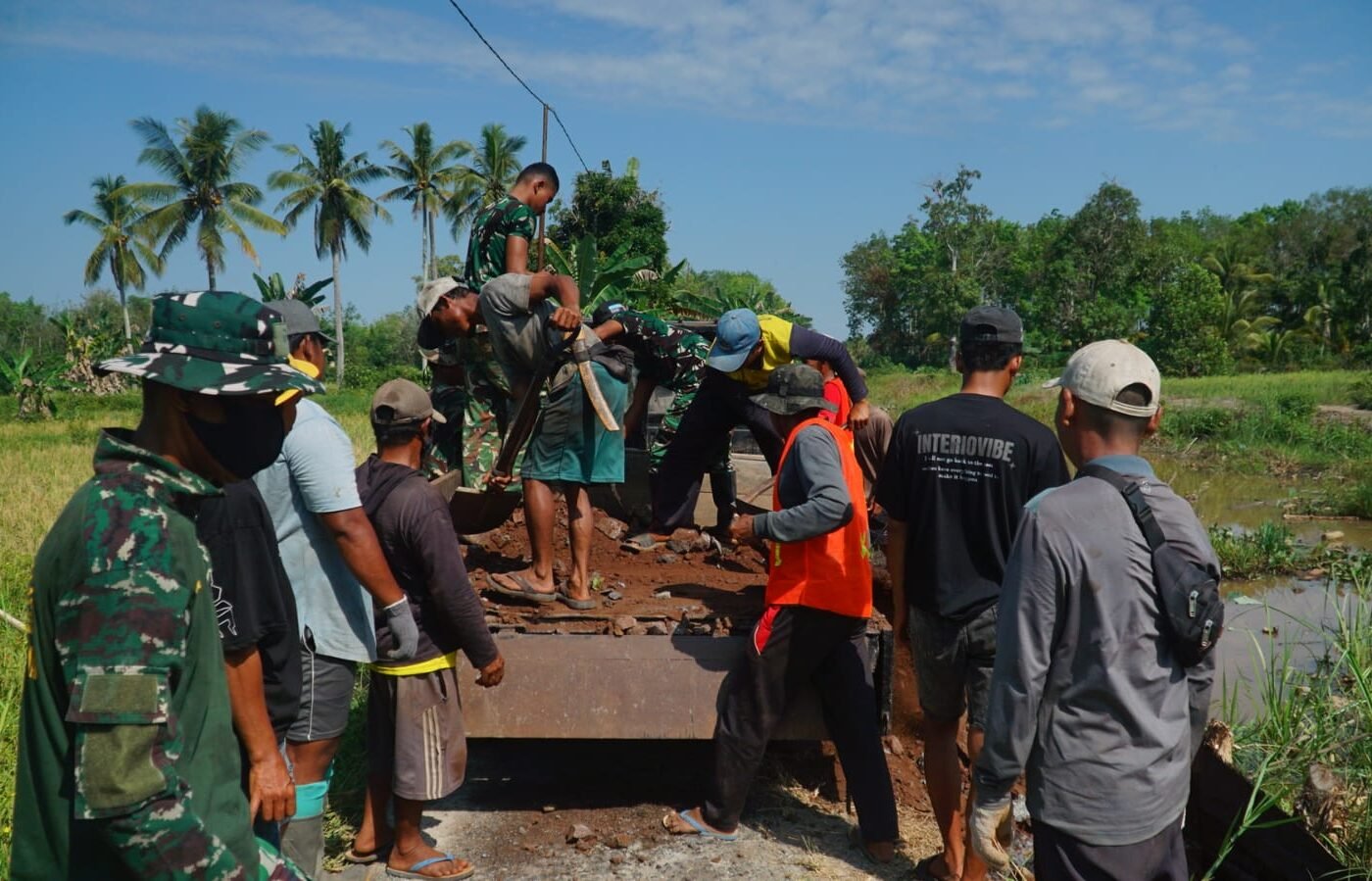 Gotong Royong Warga dan Satgas TMMD Memperbaiki Jalan 1,2 Kilometer untuk Akses yang Lebih Baik