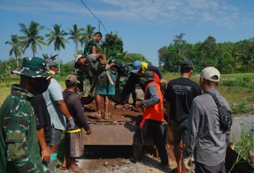 Gotong Royong Warga dan Satgas TMMD Memperbaiki Jalan 1,2 Kilometer untuk Akses yang Lebih Baik