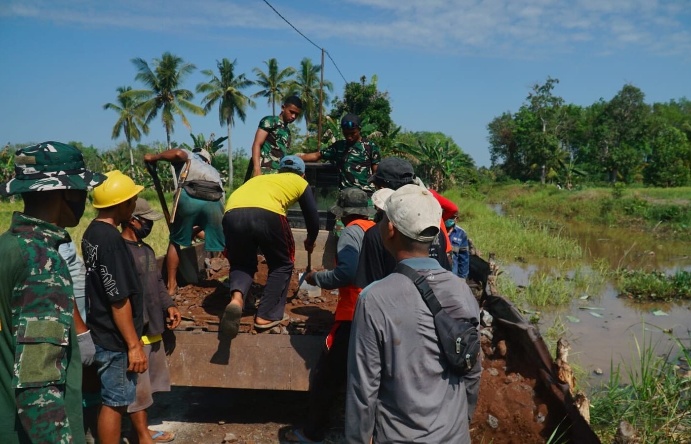 Kolaborasi Satgas TMMD dan Masyarakat dalam Peningkatan Jalan di Bandar Raya