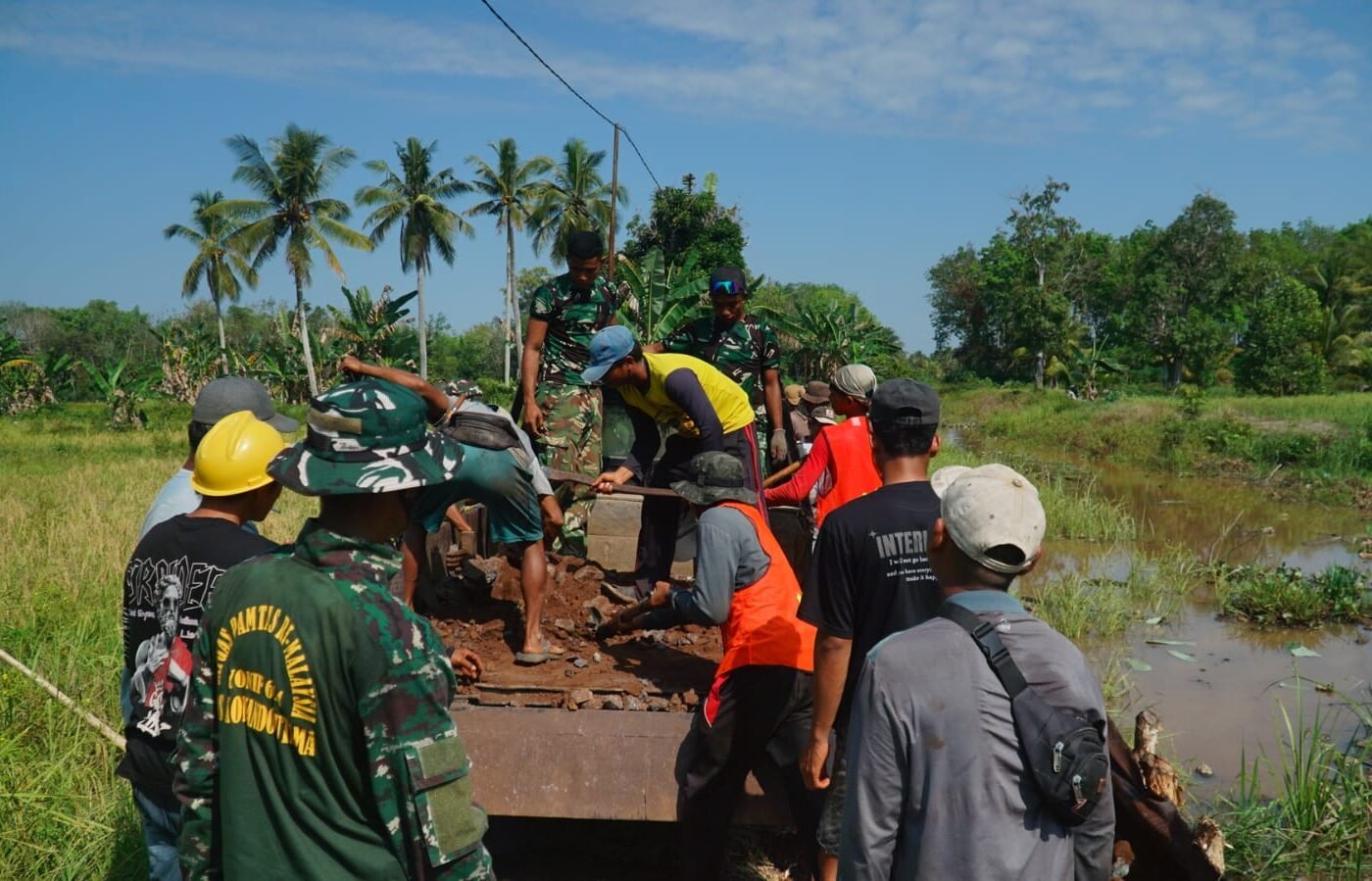 Proses Ratakan Material Becros oleh Satgas TMMD di Jalan 1,2 Kilometer
