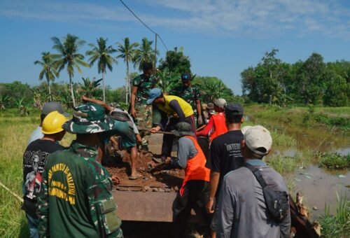 Proses Ratakan Material Becros oleh Satgas TMMD di Jalan 1,2 Kilometer