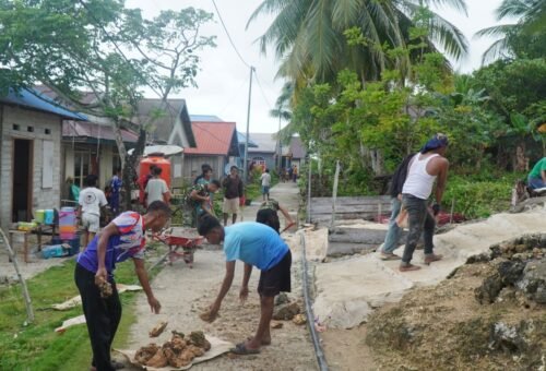 Pembangunan Dudukan Tandon Air di Desa Umbele Lama oleh Satgas TMMD Ke-129