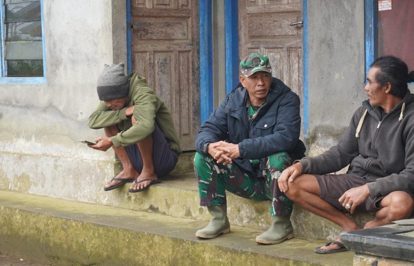Dialog Hangat Menuju Kebersamaan, Serda Kadek Suardi Awali TMMD di Desa Sekardadi