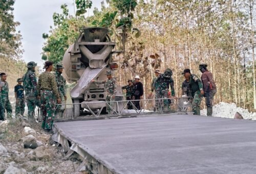 Semangat Juang Prajurit TNI Dalam Pembangunan Jalan di Desa Tlemang