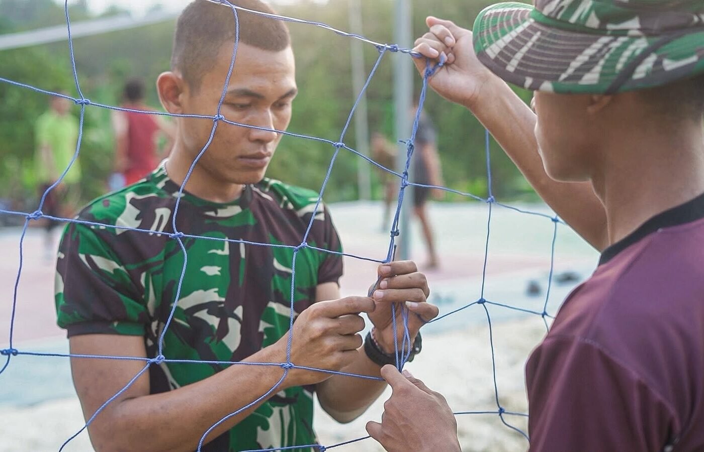 Satgas TMMD 129 Selesai Pasang Jaring Lapangan Bola Voli di Desa Tlemang