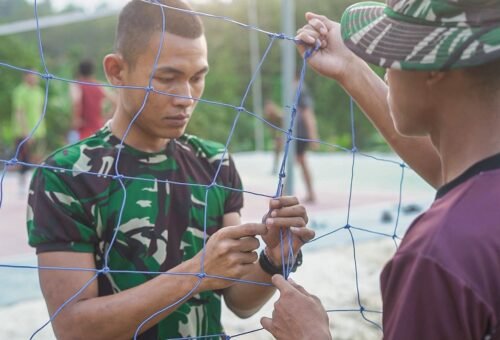 Satgas TMMD 129 Selesai Pasang Jaring Lapangan Bola Voli di Desa Tlemang