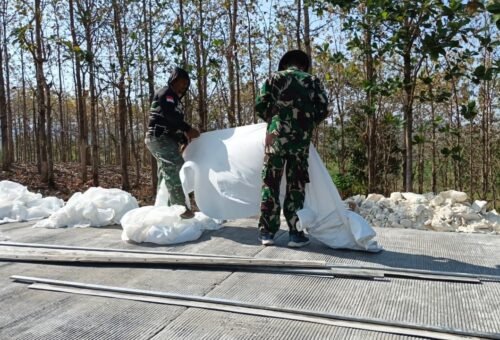 Pemasangan Plastik Cor Jalan Rabat Beton oleh Satgas TMMD 129 di Desa Tlemang