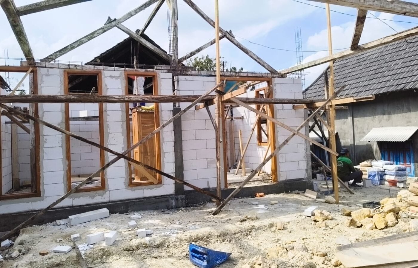 Kemajuan Membangun Hunian Layak, Satgas TMMD 129 Selesaikan Pemasangan Dinding RTLH dan Awali Rangka Atap
