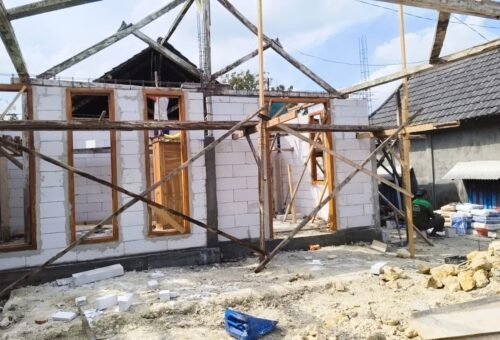 Kemajuan Membangun Hunian Layak, Satgas TMMD 129 Selesaikan Pemasangan Dinding RTLH dan Awali Rangka Atap