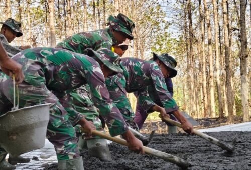 Sinergi TNI dan Warga: Membangun Jalan Bersama di Lamongan