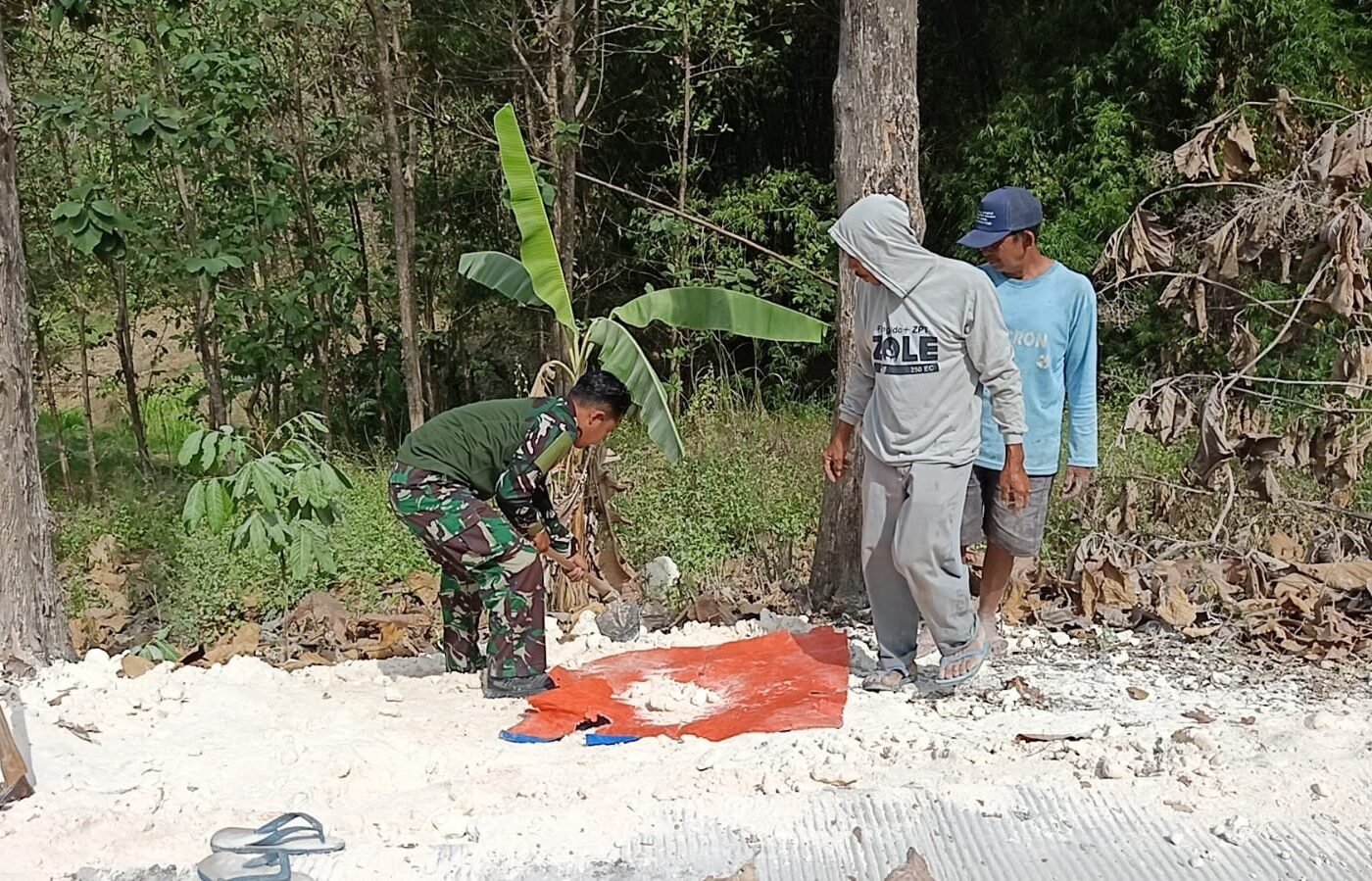 Kerja Sama Warga dan Satgas TMMD 129 dalam Pembangunan Bahu Jalan