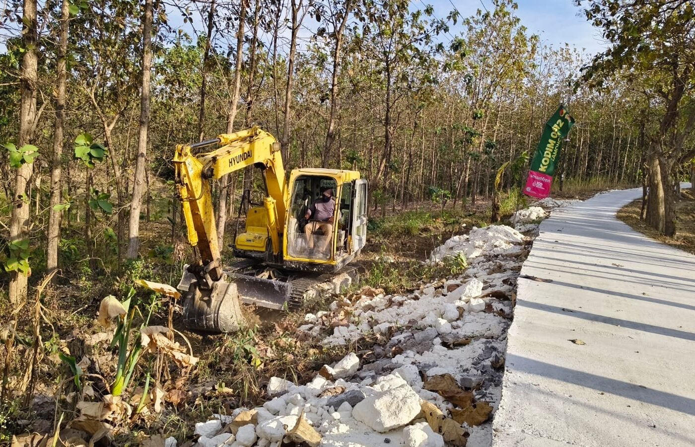 Gemuruh Mesin Konstruksi di TMMD Ke-129: Harapan Baru bagi Warga Desa