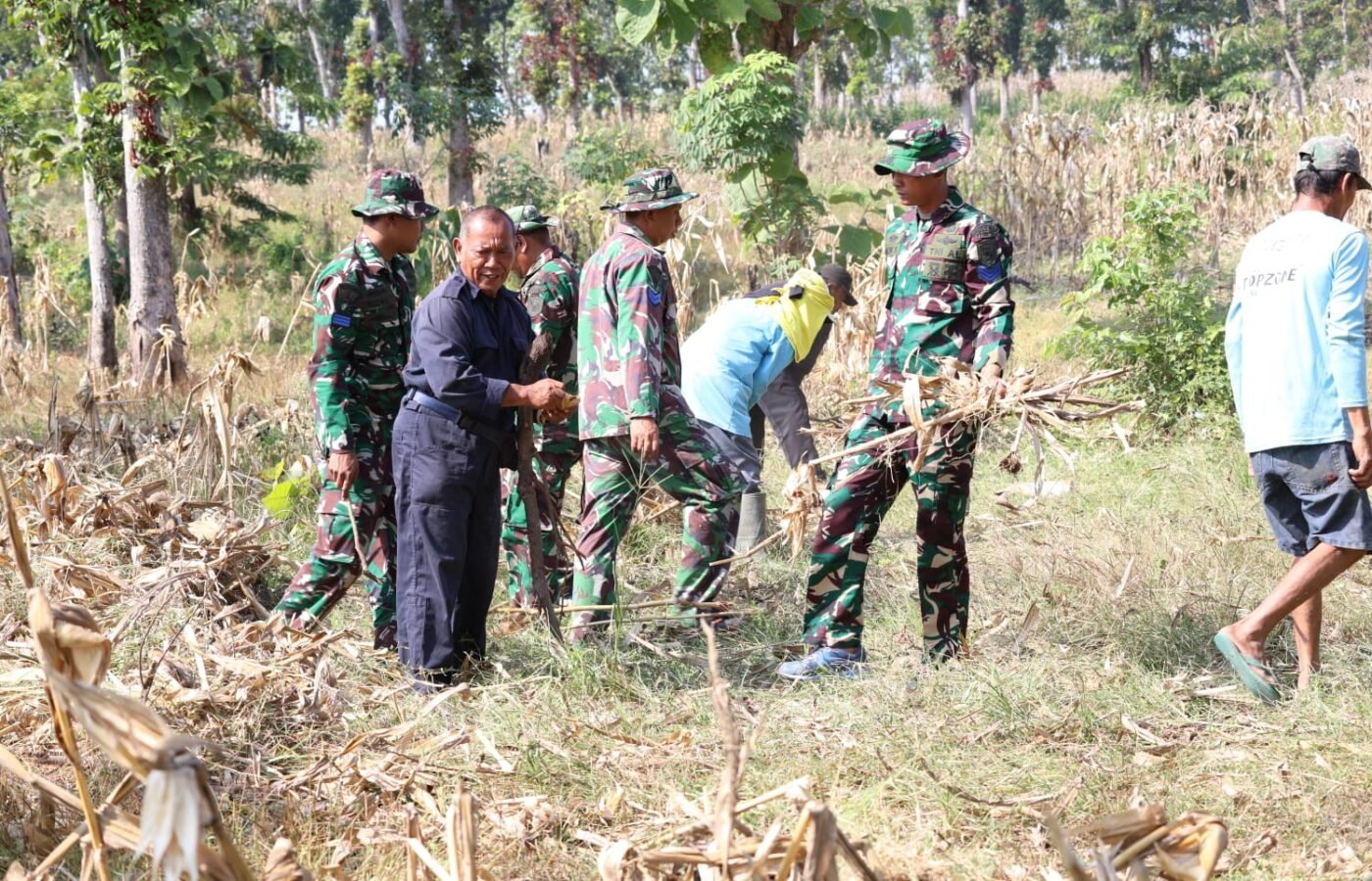 Sambut Pengeboran Air Bersih, Warga Dusun Bakon Antusias Bersama Satgas TMMD Bersihkan Lokasi