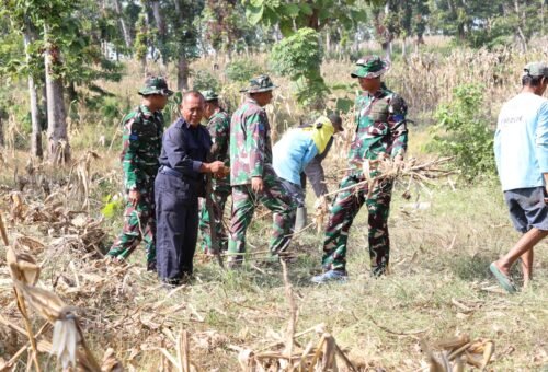 Sambut Pengeboran Air Bersih, Warga Dusun Bakon Antusias Bersama Satgas TMMD Bersihkan Lokasi