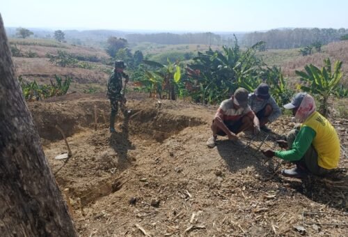 Kerjasama TNI dan Masyarakat: Pembangunan Tandon Air di Desa Tlemang oleh Satgas TMMD ke-129