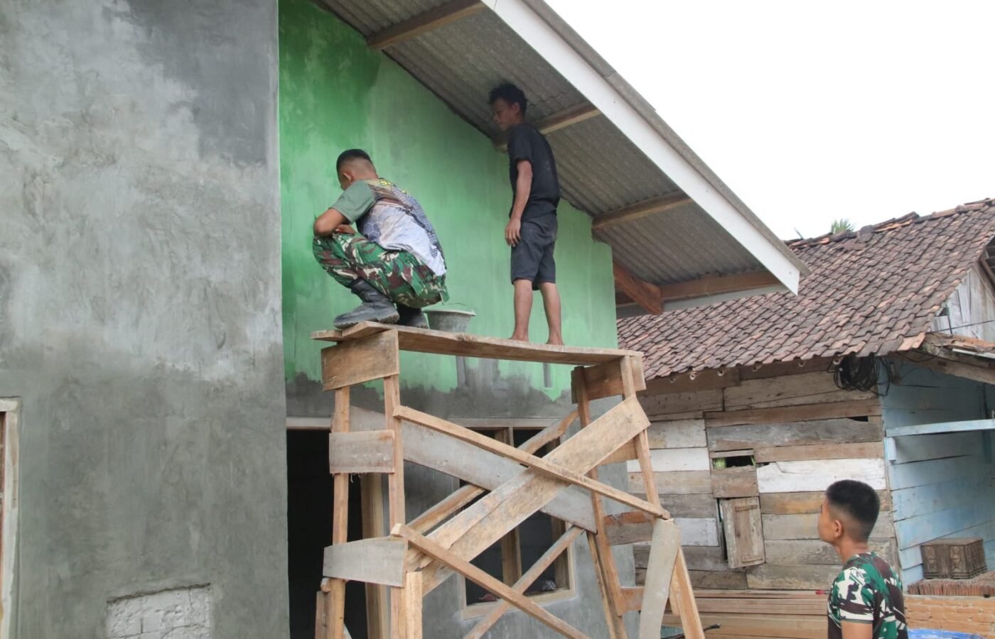 Progres Rehabilitasi RTLH, Satgas TMMD ke-129 Kodim 0412/LU Memasuki Pengecatan