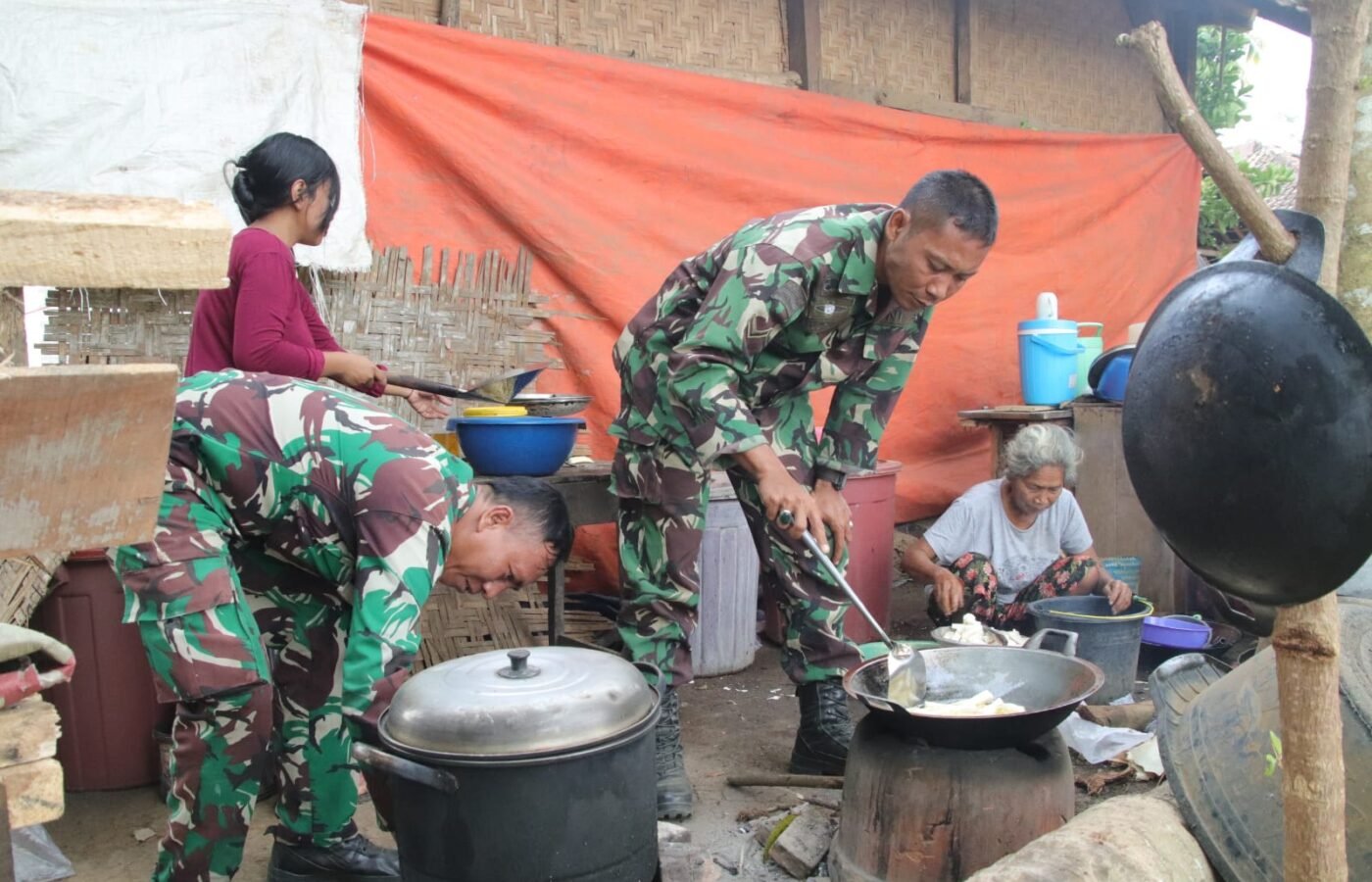 Kedekatan Masyarakat dan TNI dalam Kegiatan Memasak Bersama di TMMD