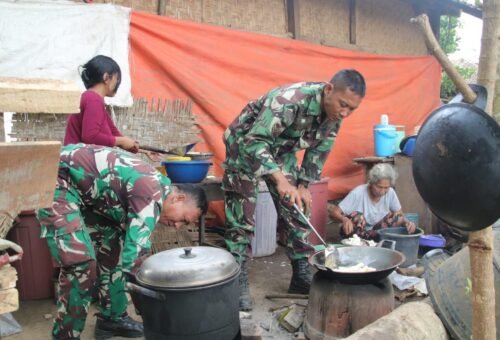 Kedekatan Masyarakat dan TNI dalam Kegiatan Memasak Bersama di TMMD