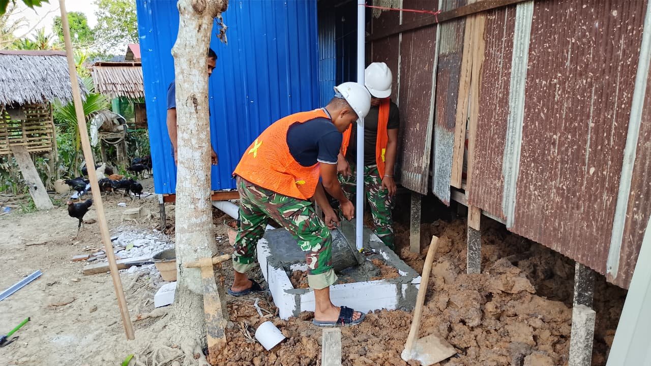 Kolaborasi Satgas TMMD dan Masyarakat Mempercepat Pembangunan MCK Ibu Siti Jahrah