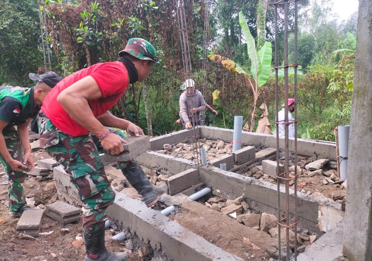 Kerjasama Antara Satgas dan Masyarakat dalam Proyek MCK di Sekardadi