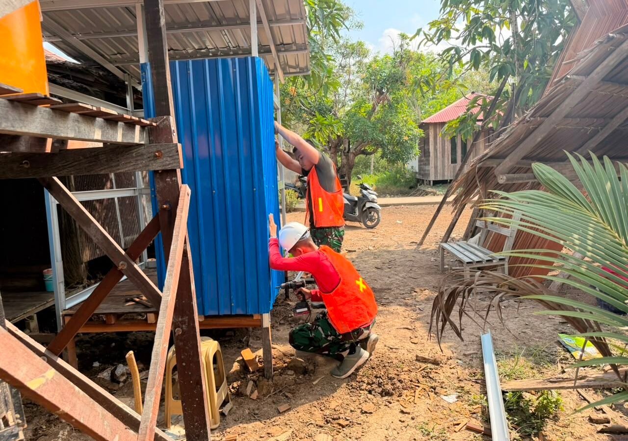 Kerjasama antara Satgas TMMD dan Masyarakat Tingkatkan Kualitas MCK untuk Ibu Siti Jahrah