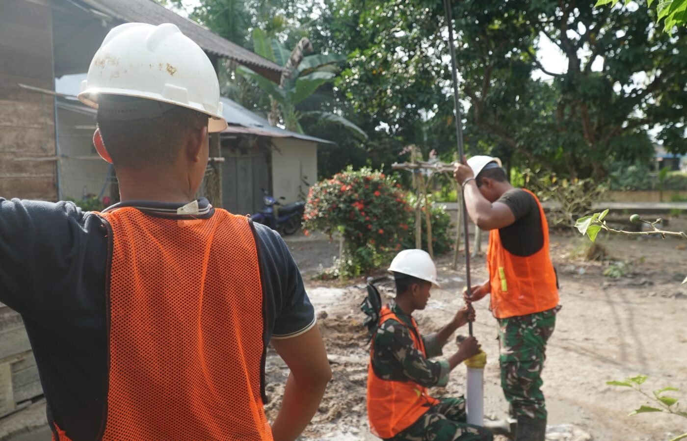 Kerjasama Erat Satgas TMMD dan Masyarakat Percepat Penyelesaian Sumur Bor di Desa Bandar Raya