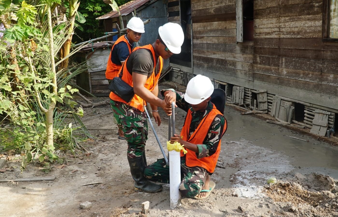 Pemasangan Pipa Sumur Bor SAS 5 oleh Satgas TMMD Berjalan Lancar