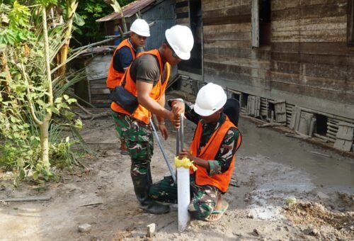 Pemasangan Pipa Sumur Bor SAS 5 oleh Satgas TMMD Berjalan Lancar