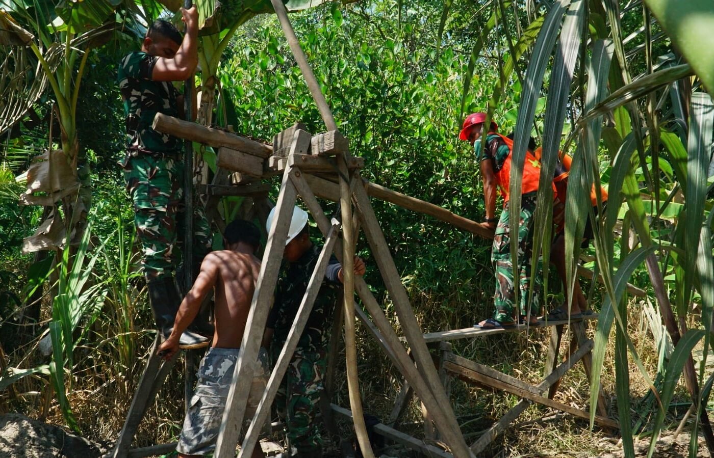 Kerja Sama TNI dan Masyarakat dalam Pembuatan Sumur Bor SAS 2